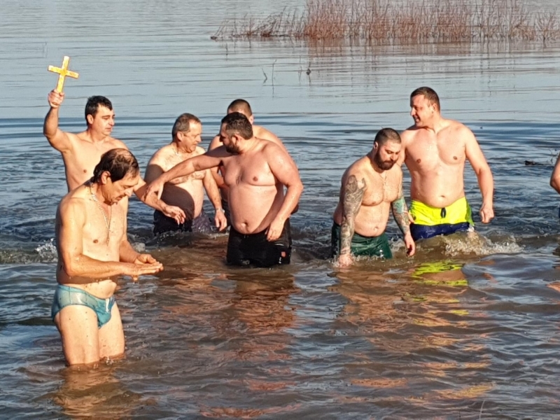 За трети път 39-годишният Явор Парушев извади богоявленския кръст от река Дунав край Свищов