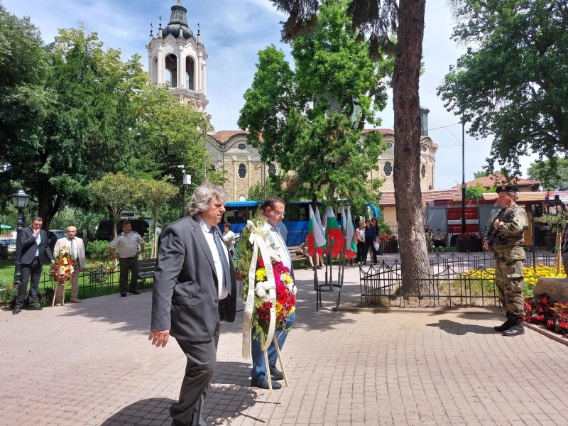 С общоградско поклонение в Свищов почетоха паметта на Христо Ботев 