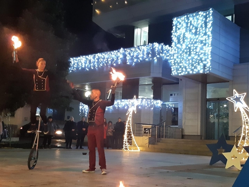 С огнено шоу и забавления грейнаха Коледните светлини в Свищов 