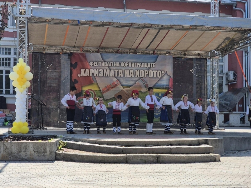 В четвъртия фестивал „Харизмата на хорото“ в Свищов взеха участие 18 състава 