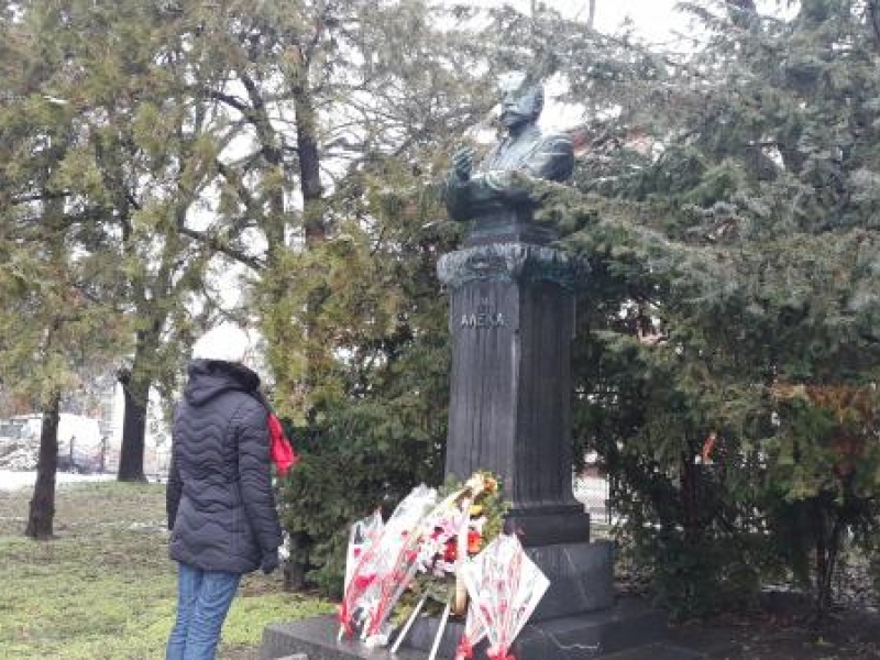 Ръководството на Общината и културните институции в Свищов поднесоха цветя на паметника на Алеко Константинов