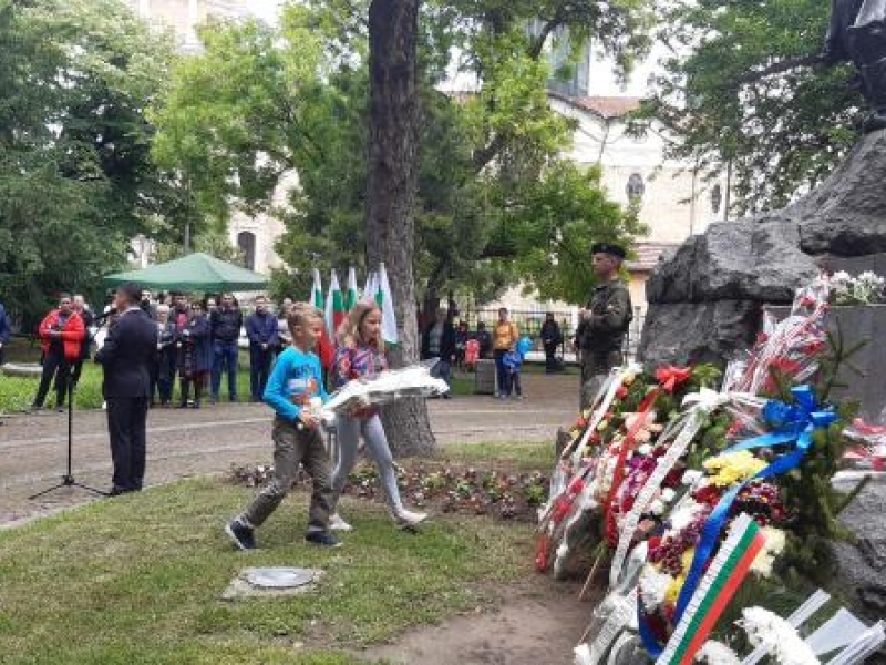 С общоградско поклонение и вой на сирени бе отбелязан днес Денят на Ботев в Свищов