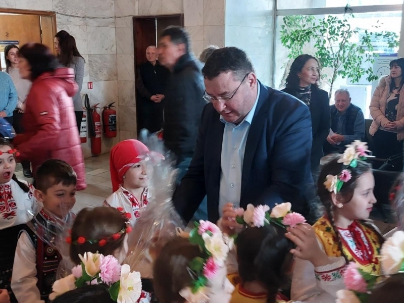 Лазарки от ДГ „Радост“ и ДГ „Калина Малина“ посетиха общинска администрация Свищов 