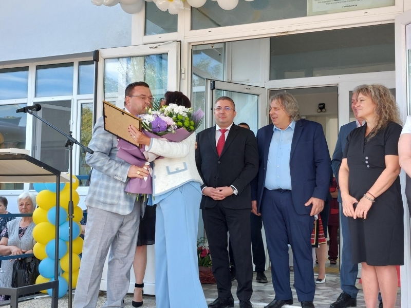 Дългогодишният директор на СУ "Димитър Благоев" Цветанка Кирова бе удостоена с Почетна награда на Община Свищов 