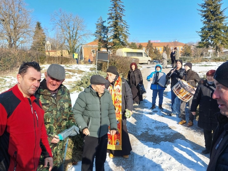 На обичая „Къпанки“ младоженецът Тома Савов бе окъпан за здраве в ледените води на чешмата в с. Царевец