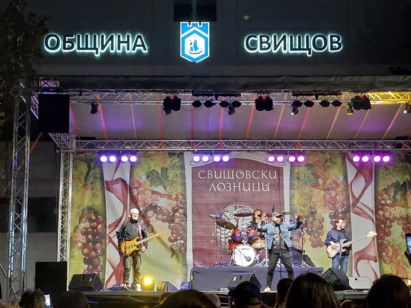 Стефан Вълдобрев и "Обичайните заподозрени" докоснаха публиката в Свищов със своята непринуденост, талант и добро отношение 