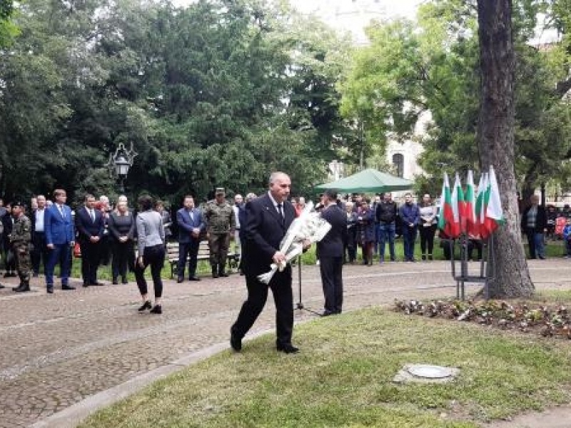 С общоградско поклонение и вой на сирени бе отбелязан днес Денят на Ботев в Свищов