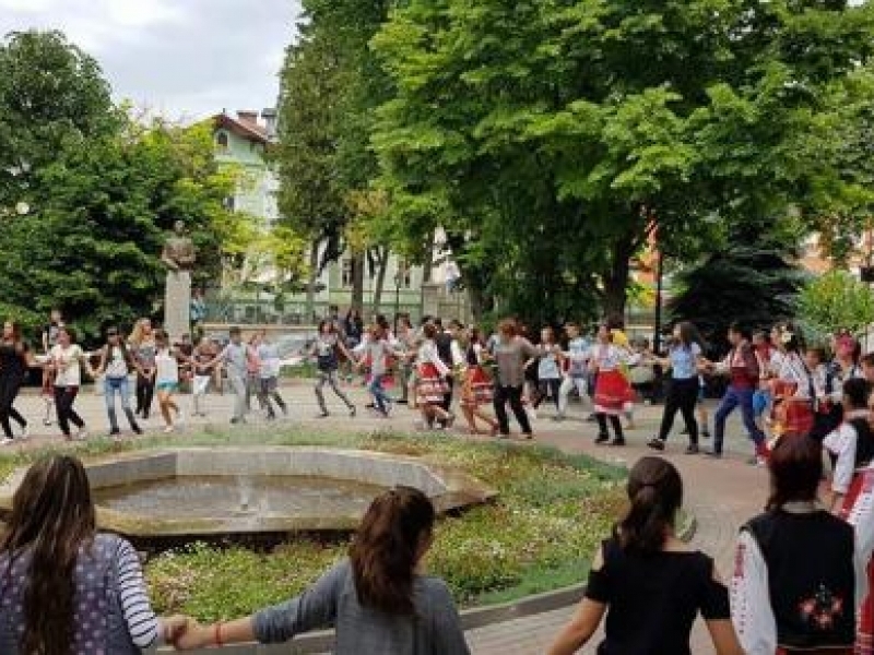 Свищовските училища се включиха в инициативата „Розите на България”