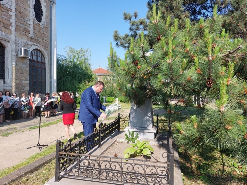 С тържествено шествие в Свищов бе отбелязан Денят на светите братя Кирил и Методий 