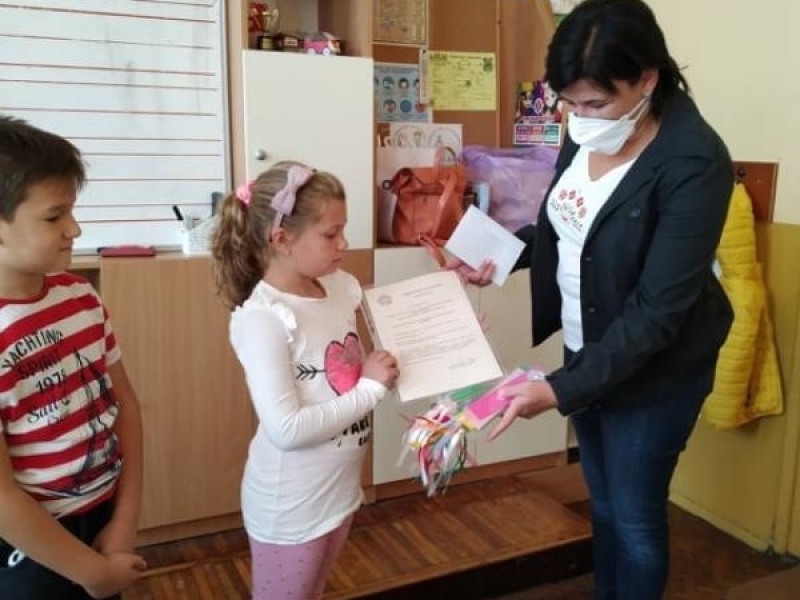 УЧЕНИЦИ ОТ СУ „НИКОЛАЙ КАТРАНОВ“ С ДАРЕНИЕ ЗА ДЦДУ - СВИЩОВ