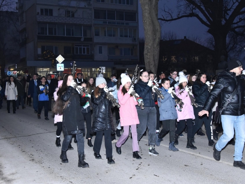 С факелно шествие и общоградско поклонение на 12 януари в Свищов бяха чествани 161 години от рождението на Алеко Константинов