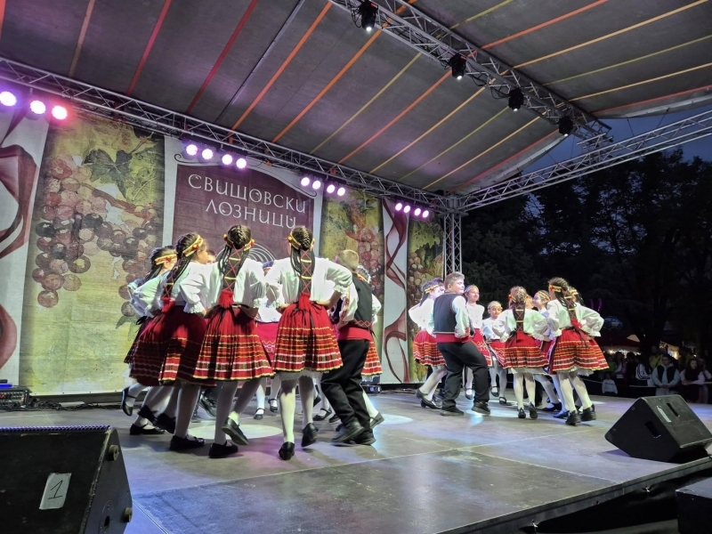 „Свищовски лозници“ завърши с духова музика, народни танци и награждаване на победителите в конкурса за домашно червено вино 