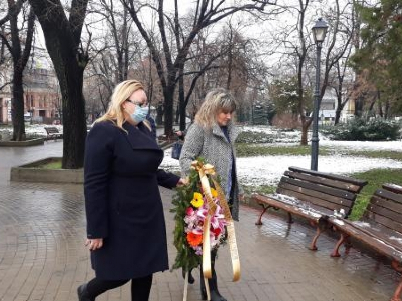 Ръководството на Общината и културните институции в Свищов поднесоха цветя на паметника на Алеко Константинов