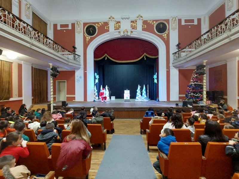 Коледна магия за най-малките: общинското ръководство зарадва децата в община Свищов 