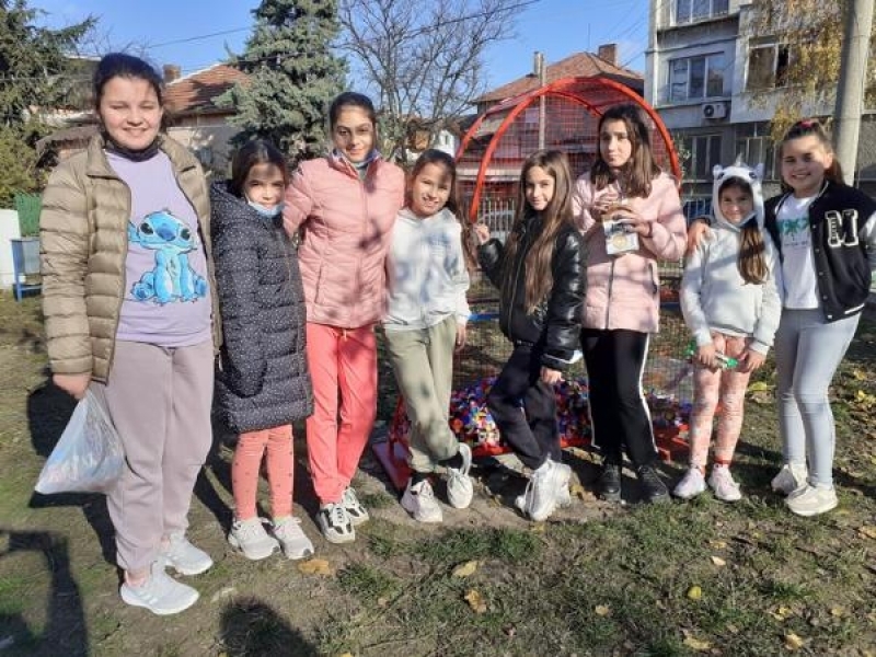 Сърце за събиране на капачки в двора на СУ „Николай Катранов“ – град Свищов
