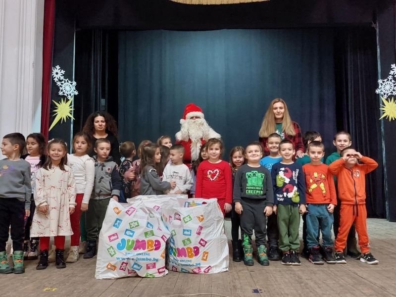 Коледна магия за най-малките: общинското ръководство зарадва децата в община Свищов 