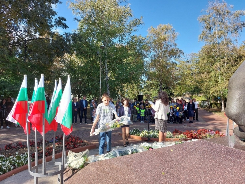 В Свищов тържествено бе отбелязан Денят на народните будители 