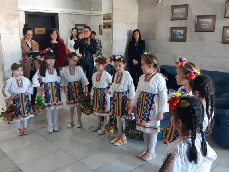 Лазарки от ДГ "Калина Малина" зарадваха служителите на Община Свищов 