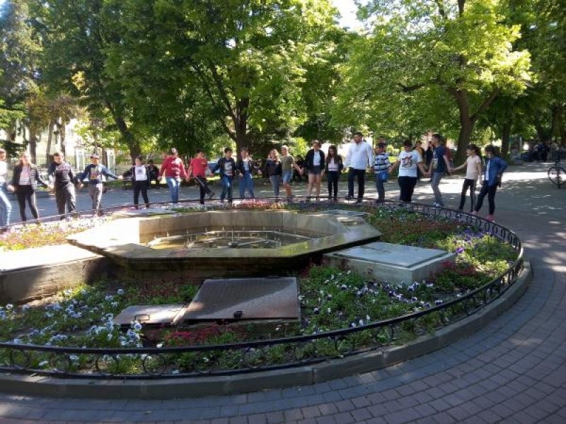 "Фолклорно училище" в Градската градина на Свищов