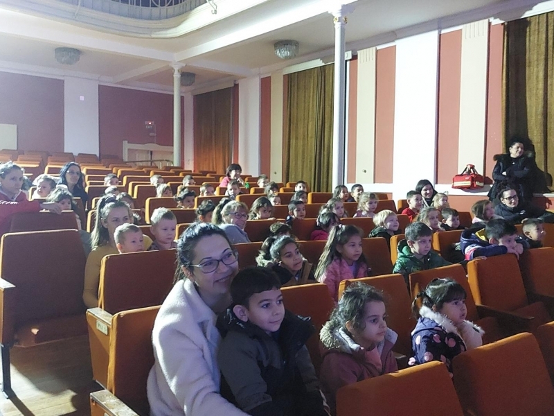 Коледна магия за най-малките: общинското ръководство зарадва децата в община Свищов 