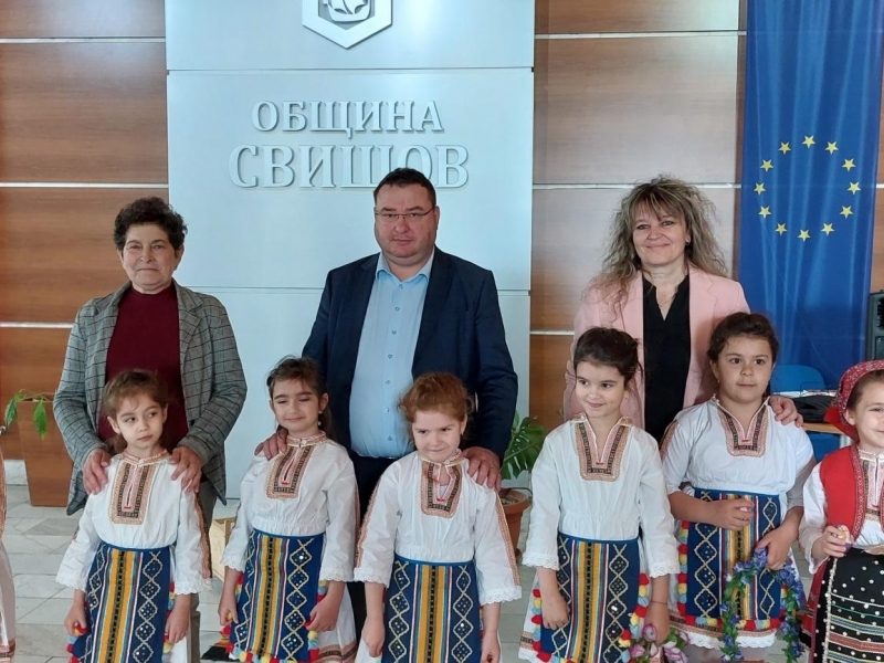 Лазарки от ДГ „Радост“ и ДГ „Калина Малина“ посетиха общинска администрация Свищов 