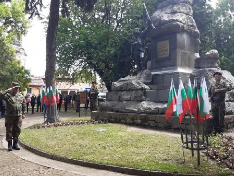 С общоградско поклонение и вой на сирени бе отбелязан днес Денят на Ботев в Свищов