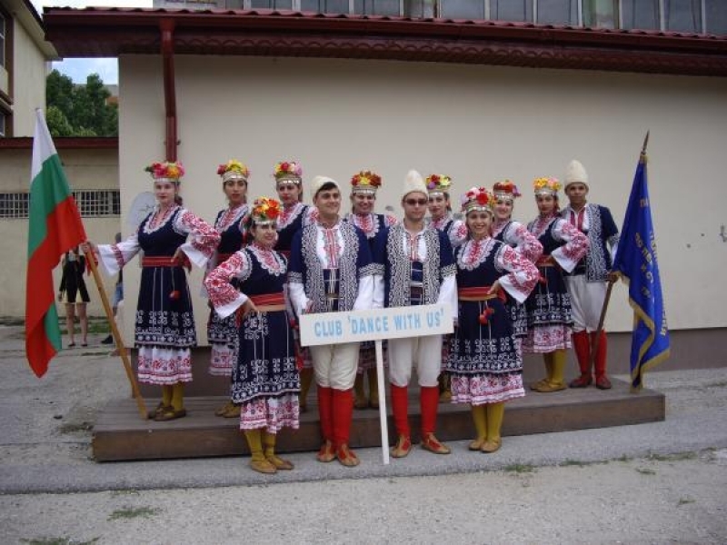 Ученици от ПГЛПС - Свищов заеха трето място на международния фестивал "Чарът на танца" в Румъния