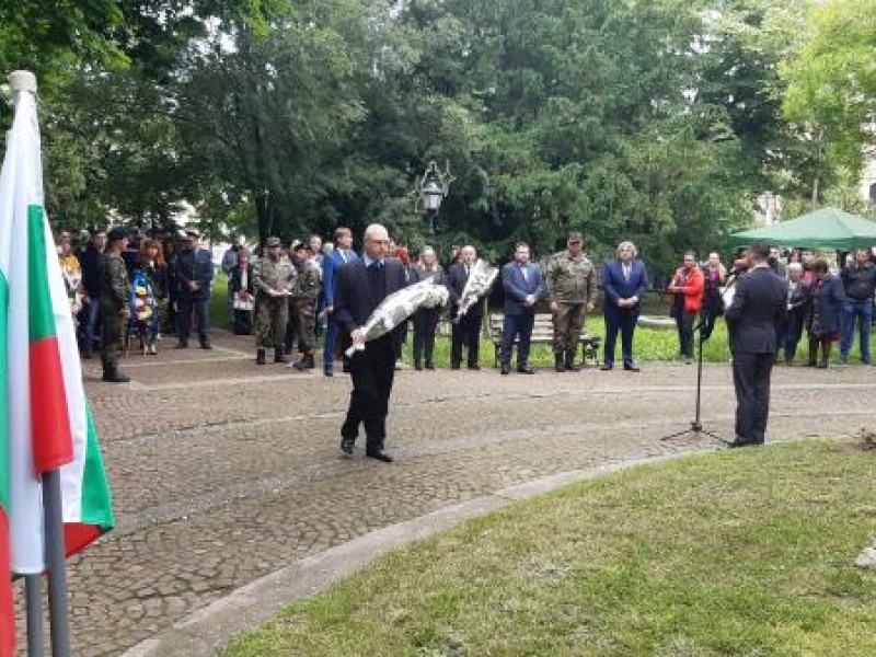 С общоградско поклонение и вой на сирени бе отбелязан днес Денят на Ботев в Свищов