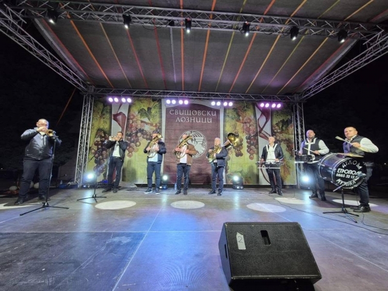 „Свищовски лозници“ завърши с духова музика, народни танци и награждаване на победителите в конкурса за домашно червено вино 
