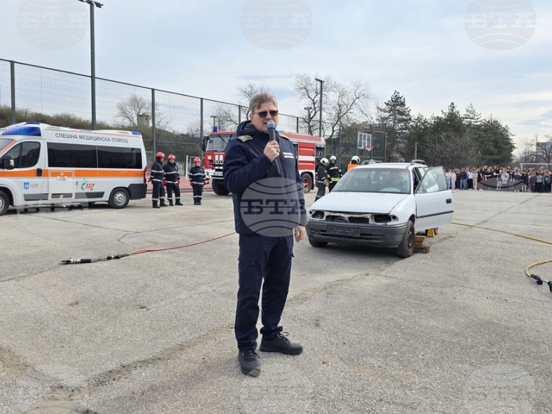 Демонстрация за извеждане на пострадал при пътнотранспортно произшествие и учебна евакуация при пожар проведоха в свищовско училище  