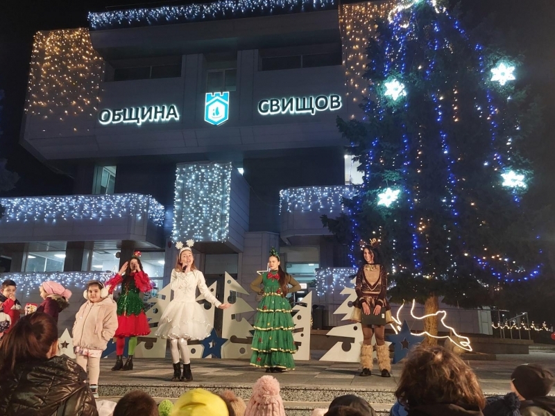 Коледните светлини грейнаха в  Свищов 