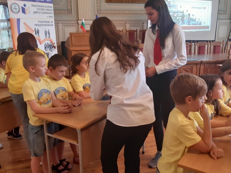 Урок по родолюбие „Културното наследство на Свищов“ се проведе днес в ПДТГ „Димитър Хадживасилев“ 