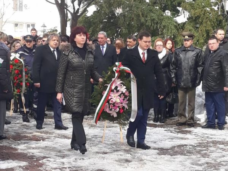 С военен ритуал по издигане на националното знаме и празнично шествие отбелязахме 3 март в Свищов