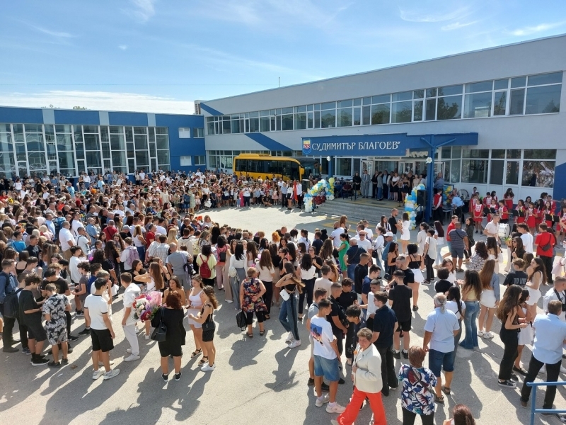 Откриха обновеното Средно училище "Димитър Благоев" в Свищов