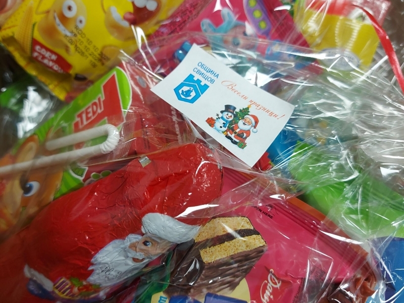 Коледна магия за най-малките: общинското ръководство зарадва децата в община Свищов 