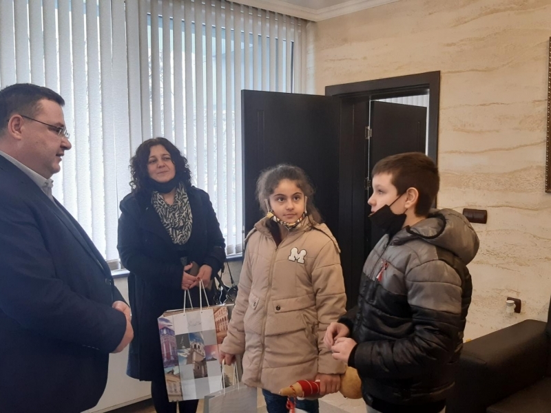 Ученици от СУ ,,Цветан Радославов“ поздравиха кмета на град Свищов д-р Генчо Генчев по повод 3 март