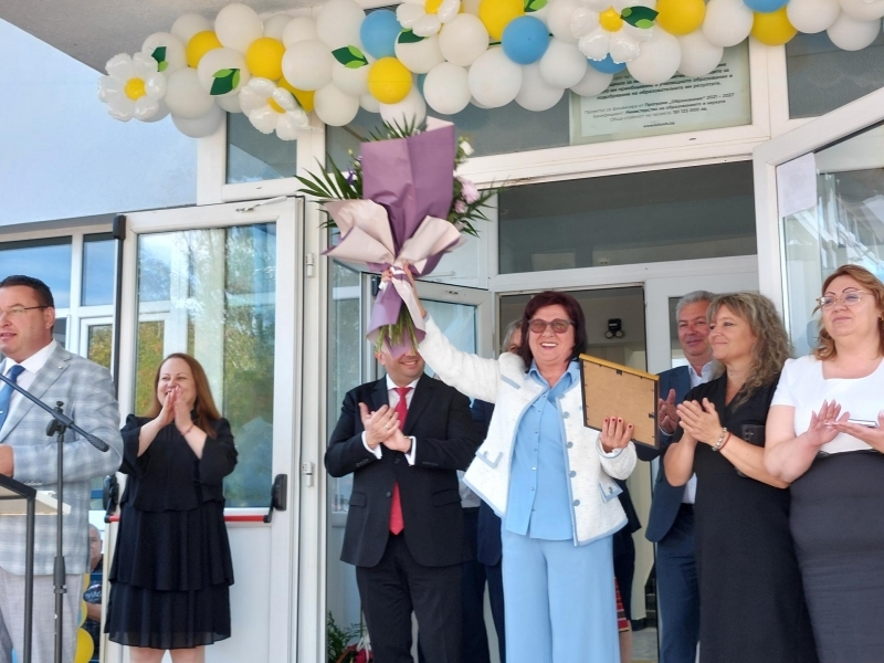 Дългогодишният директор на СУ "Димитър Благоев" Цветанка Кирова бе удостоена с Почетна награда на Община Свищов 