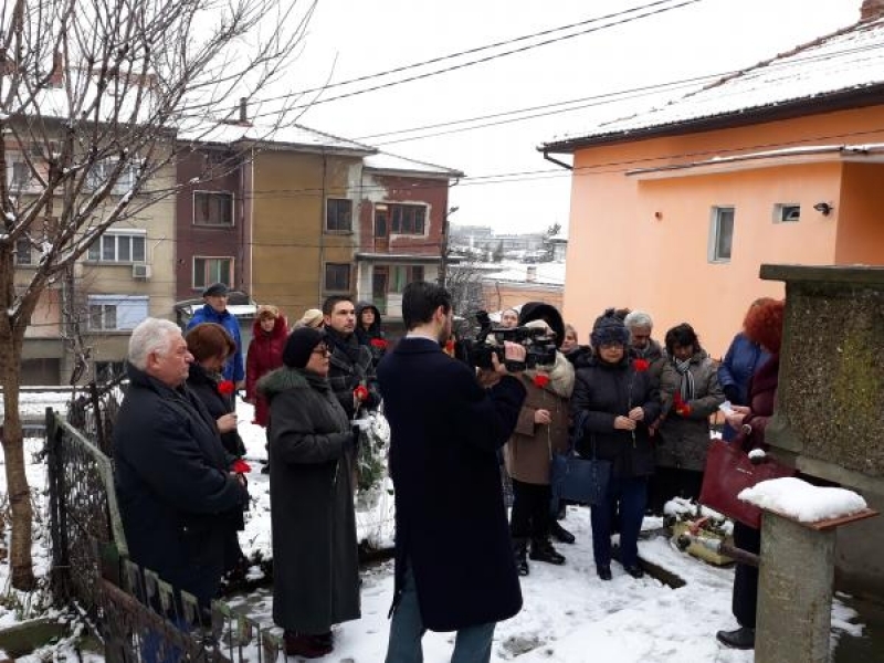 Културните институции в Свищов поднесоха цветя на паметната плоча на акад. Александър Божинов в родната му къща