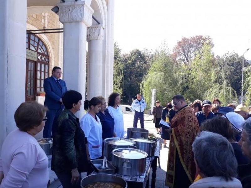 С благодарствен молебен и благословия за здраве и благополучие започна първият от трите празнични дни в Свищов