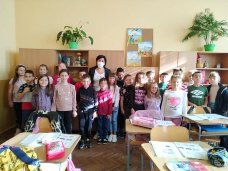 УЧЕНИЦИ ОТ СУ „НИКОЛАЙ КАТРАНОВ“ С ДАРЕНИЕ ЗА ДЦДУ - СВИЩОВ