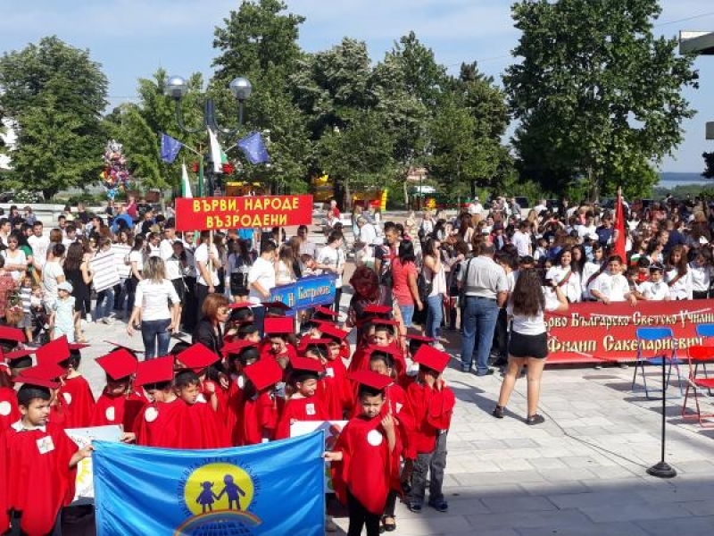 Празнично шествие изпълни улиците на Свищов по повод 24 май - Денят на славянската писменост и култура 