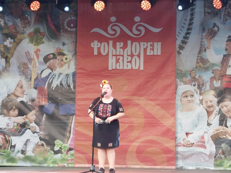 С награждаване, концерт и празнична заря закриха 13-я фестивал „Фолклорен извор“ в свищовското село Царевец 