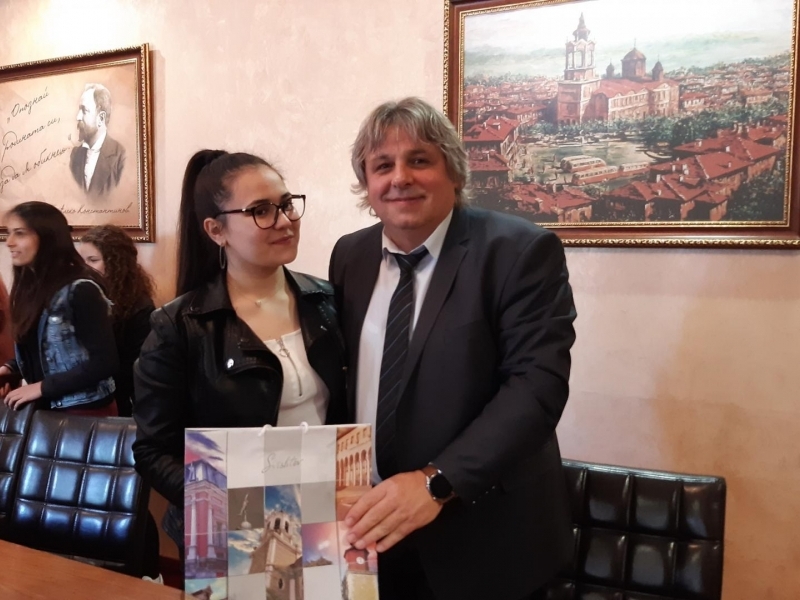 В „ОБУВКИТЕ НА КМЕТА“ – ПЕТОКЛАСНИКЪТ ЦВЕТЕЛИН ИВАНОВ СЕДНА НА СТОЛА НА СВИЩОВСКИЯ ГРАДОНАЧАЛНИК В ДЕНЯ НА УЧЕНИЧЕСКОТО САМОУПРАВЛЕНИЕ  