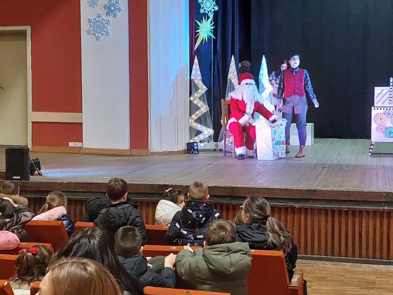 Коледна магия за най-малките: общинското ръководство зарадва децата в община Свищов 