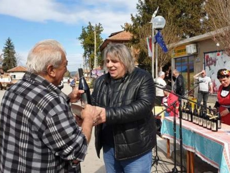 На Тодоровден в свищовското село Драгомирово изпратиха зимата с традиционните за празника кушии