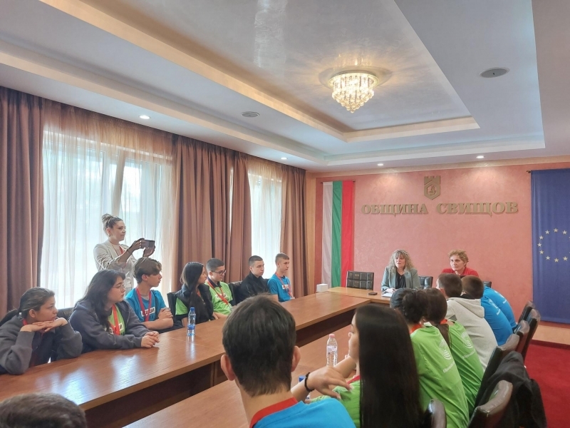 Младши посланици на Европейския парламент посетиха Община Свищов 