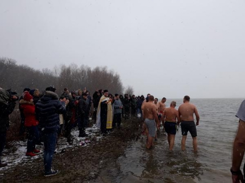 37-годишният Явор Парушев извади богоявленския кръст от ледените води на река Дунав в Свищов