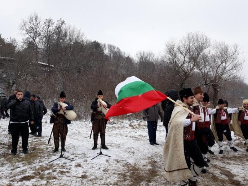 32 годишният Свилен Петков извади богоявленския кръст от река Дунав в Свищов 