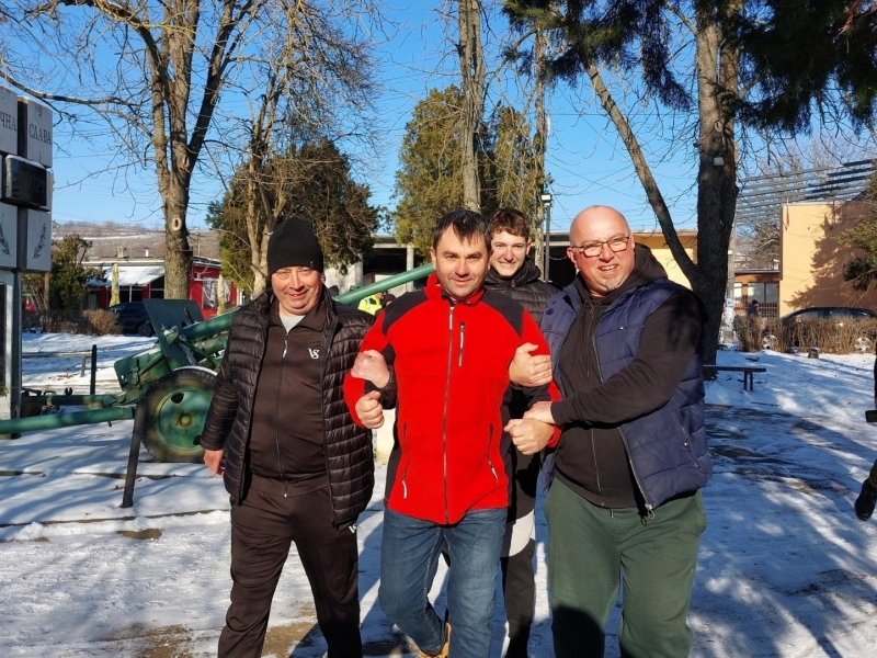 На обичая „Къпанки“ младоженецът Тома Савов бе окъпан за здраве в ледените води на чешмата в с. Царевец