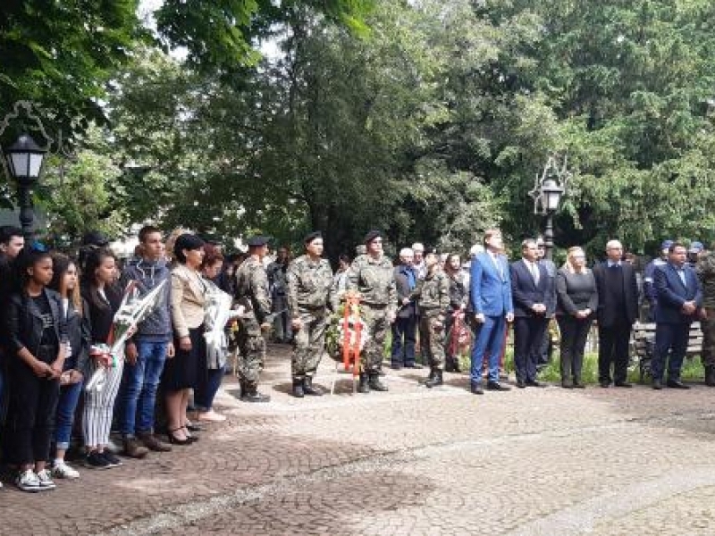 С общоградско поклонение и вой на сирени бе отбелязан днес Денят на Ботев в Свищов